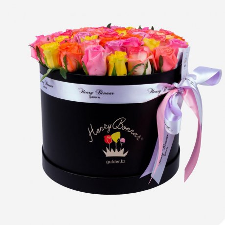 Коробка из 45 разноцветных роз "Микс в черном" Big