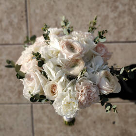 Свадебный букет из пионовидных роз "Аврора"