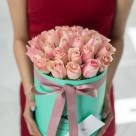 25 нежно розовых роз в коробке тиффани