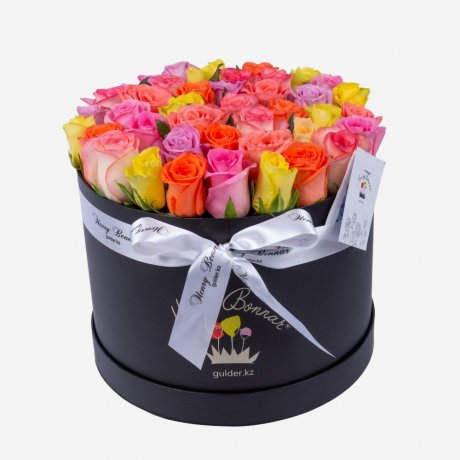 Коробка из 35 разноцветных роз "Микс в черном"