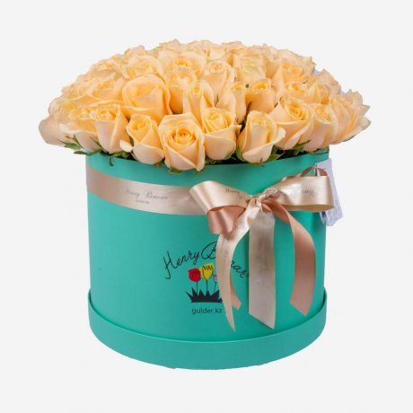 Букет из 75 кремовых роз в коробке "Silk Lux"
