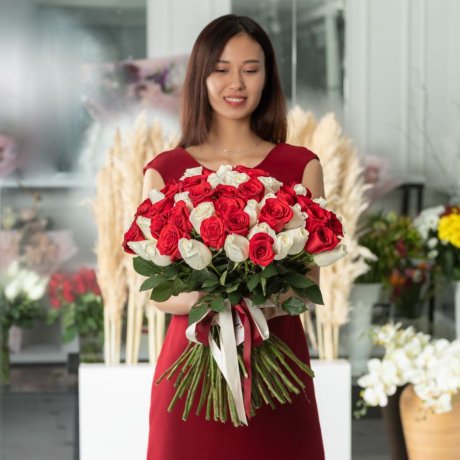 Букет из 101 красно-белой голландской розы 50 см