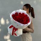 25 красных голландских роз в эксклюзивной упаковке