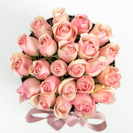 25 нежно розовых роз в черной коробке