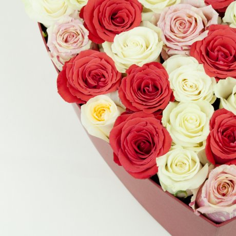 Коробка из разноцветных роз "Mon Amie"