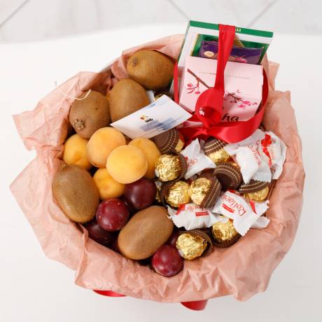 Коробка из фруктов и шоколада "Фруктовый Сад"