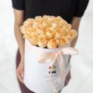 25 кремовых роз в белой коробке