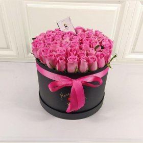 Букет из 35 розовых роз в черной коробке "Revival"